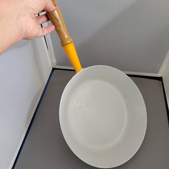 Vintage Enamel Le Creuset Made in France # 24 with Wood Handle - Picture 1 of 6